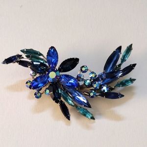 Beautiful vintage blue rhinestone brooch.